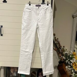 White Gloria Vanderbilt Jeans, size 4